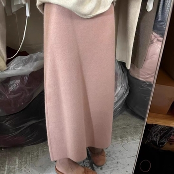 Dámska dlhá rovná pletená sukňa; tkanina: bavlna; hlavné zloženie 30–50% nylon; sekundárne zloženie <30% viskozó; zima 2024