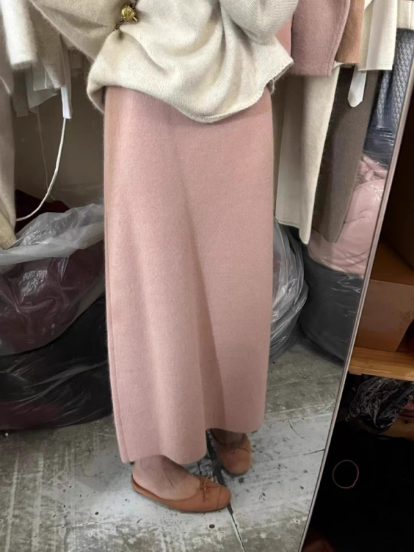 Dámska dlhá rovná pletená sukňa; tkanina: bavlna; hlavné zloženie 30–50% nylon; sekundárne zloženie <30% viskozó; zima 2024