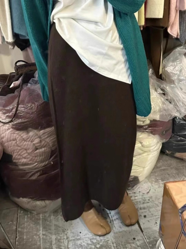 Dámska dlhá rovná pletená sukňa; tkanina: bavlna; hlavné zloženie 30–50% nylon; sekundárne zloženie <30% viskozó; zima 2024