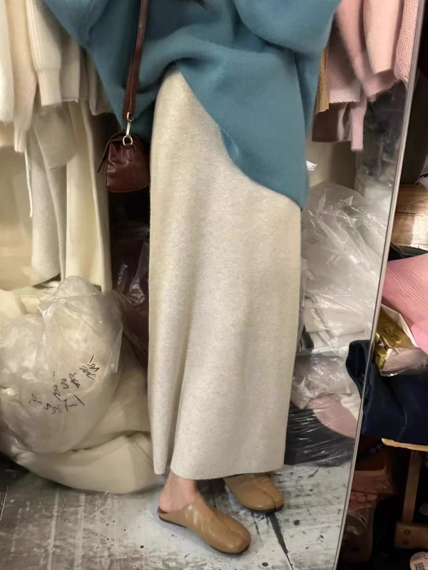 Dámska dlhá rovná pletená sukňa; tkanina: bavlna; hlavné zloženie 30–50% nylon; sekundárne zloženie <30% viskozó; zima 2024