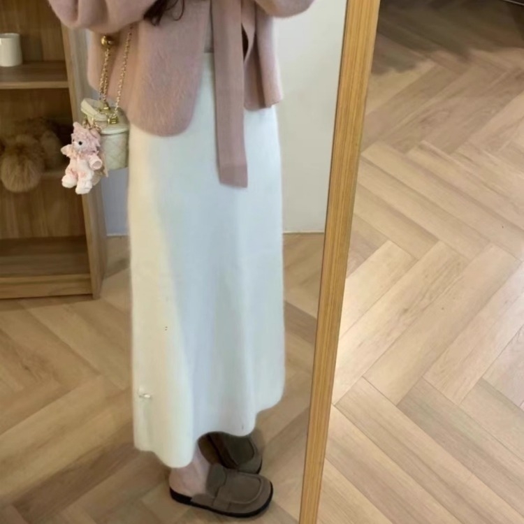 Dámska dlhá rovná pletená sukňa; tkanina: bavlna; hlavné zloženie 30–50% nylon; sekundárne zloženie <30% viskozó; zima 2024