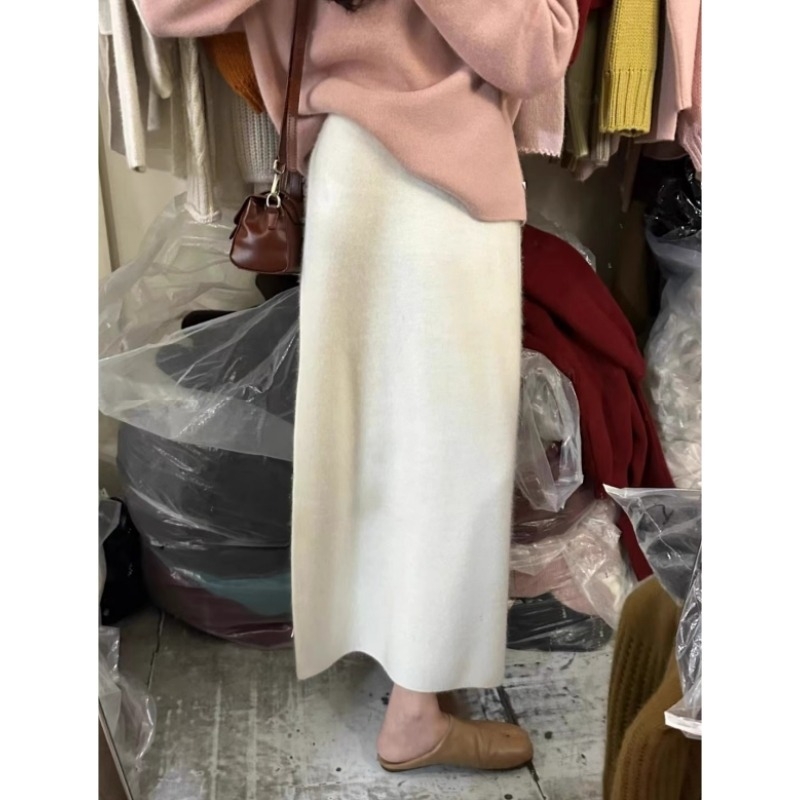 Dámska dlhá rovná pletená sukňa; tkanina: bavlna; hlavné zloženie 30–50% nylon; sekundárne zloženie <30% viskozó; zima 2024