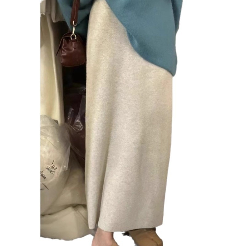 Dámska dlhá rovná pletená sukňa; tkanina: bavlna; hlavné zloženie 30–50% nylon; sekundárne zloženie <30% viskozó; zima 2024