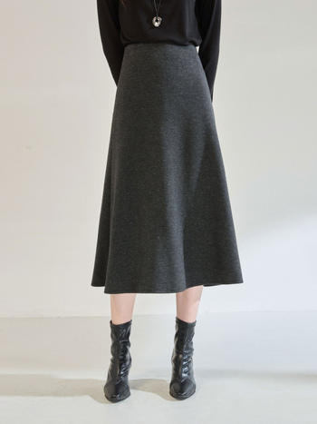 A-образна миди пола от смес полиестер и вискоза (70–80% полиестер, вискоза под 30%), едноцветна, леко разтягане, елегантен офис стил.