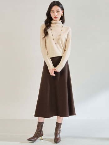 A-образна миди пола от смес полиестер и вискоза (70–80% полиестер, вискоза под 30%), едноцветна, леко разтягане, елегантен офис стил.