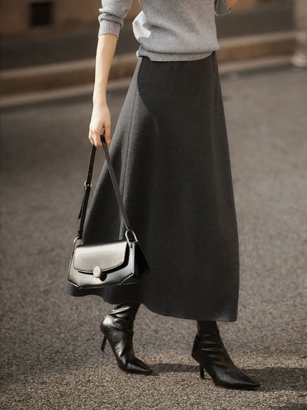 A-образна миди пола от смес полиестер и вискоза (70–80% полиестер, вискоза под 30%), едноцветна, леко разтягане, елегантен офис стил.