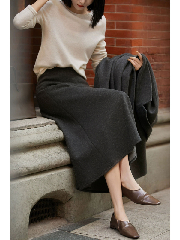 A-образна миди пола от смес полиестер и вискоза (70–80% полиестер, вискоза под 30%), едноцветна, леко разтягане, елегантен офис стил.