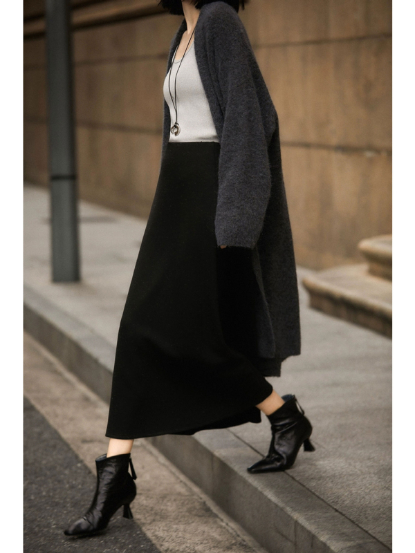 A-образна миди пола от смес полиестер и вискоза (70–80% полиестер, вискоза под 30%), едноцветна, леко разтягане, елегантен офис стил.