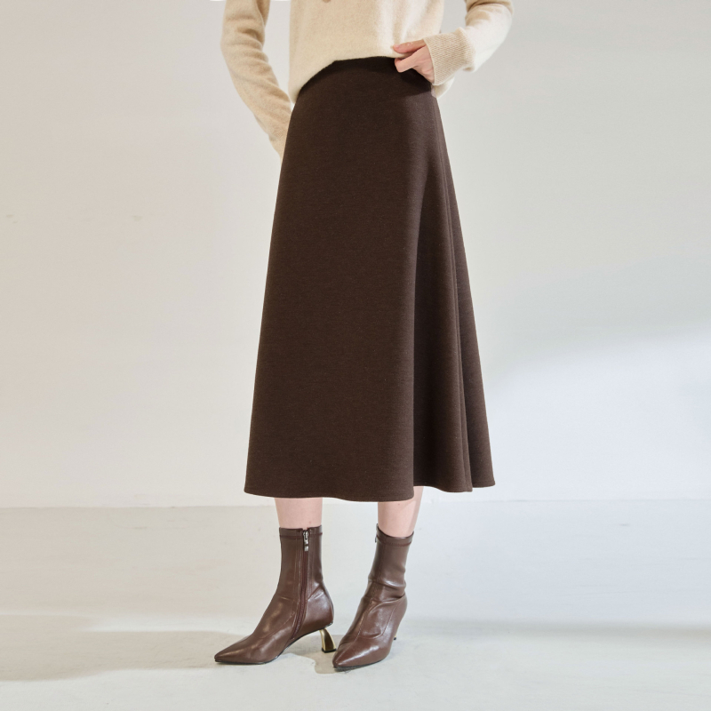 A-образна миди пола от смес полиестер и вискоза (70–80% полиестер, вискоза под 30%), едноцветна, леко разтягане, елегантен офис стил.