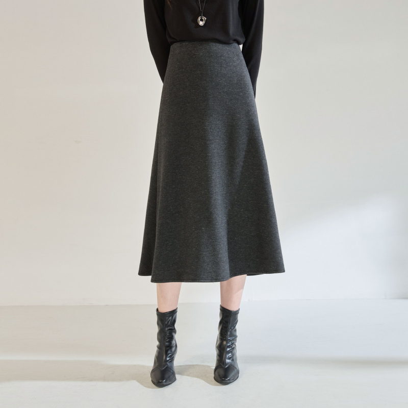 A-образна миди пола от смес полиестер и вискоза (70–80% полиестер, вискоза под 30%), едноцветна, леко разтягане, елегантен офис стил.