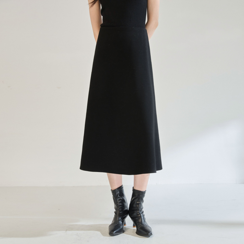 A-образна миди пола от смес полиестер и вискоза (70–80% полиестер, вискоза под 30%), едноцветна, леко разтягане, елегантен офис стил.