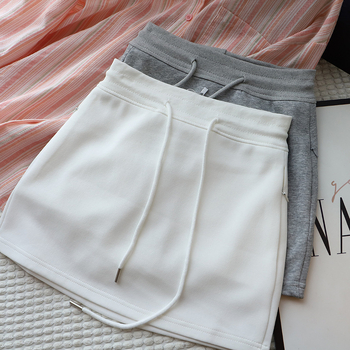 Suknja A-linije, kratka, elastičan struk s vezicom (Materijal: pamuk 90–95%; Kroj: A-linija; Duljina: kratka; Struk: elastičan s vezicom)