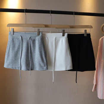 Suknja A-linije, kratka, elastičan struk s vezicom (Materijal: pamuk 90–95%; Kroj: A-linija; Duljina: kratka; Struk: elastičan s vezicom)