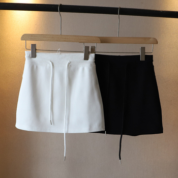 Suknja A-linije, kratka, elastičan struk s vezicom (Materijal: pamuk 90–95%; Kroj: A-linija; Duljina: kratka; Struk: elastičan s vezicom)