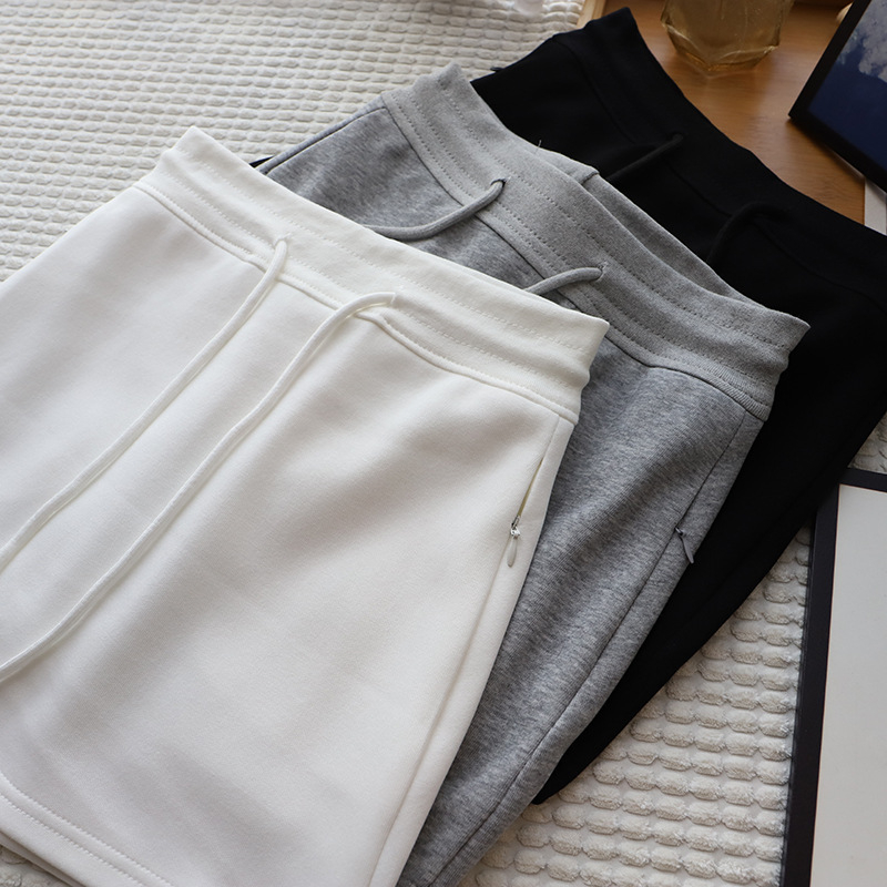 Suknja A-linije, kratka, elastičan struk s vezicom (Materijal: pamuk 90–95%; Kroj: A-linija; Duljina: kratka; Struk: elastičan s vezicom)