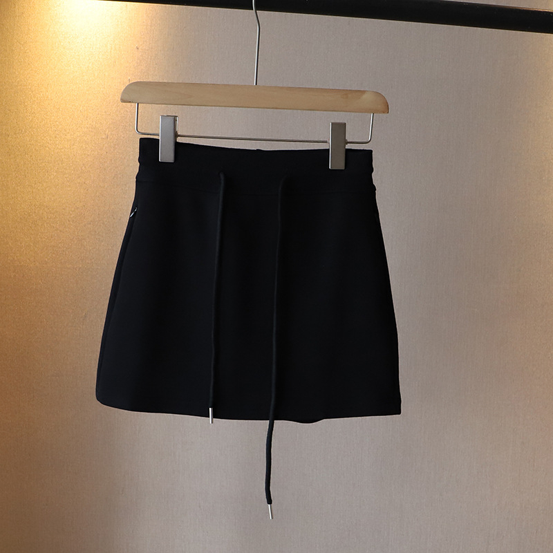 Suknja A-linije, kratka, elastičan struk s vezicom (Materijal: pamuk 90–95%; Kroj: A-linija; Duljina: kratka; Struk: elastičan s vezicom)