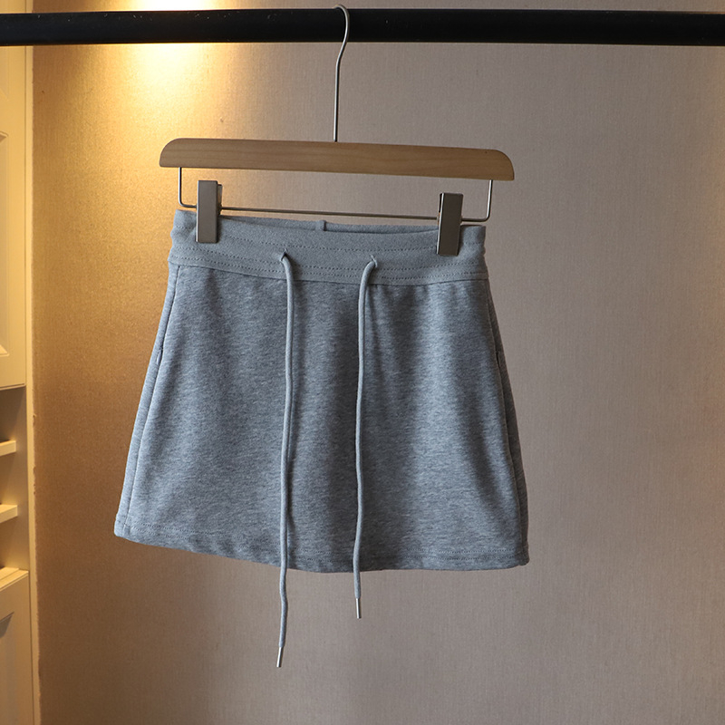 Suknja A-linije, kratka, elastičan struk s vezicom (Materijal: pamuk 90–95%; Kroj: A-linija; Duljina: kratka; Struk: elastičan s vezicom)