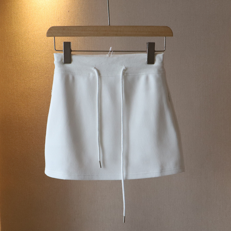 Suknja A-linije, kratka, elastičan struk s vezicom (Materijal: pamuk 90–95%; Kroj: A-linija; Duljina: kratka; Struk: elastičan s vezicom)