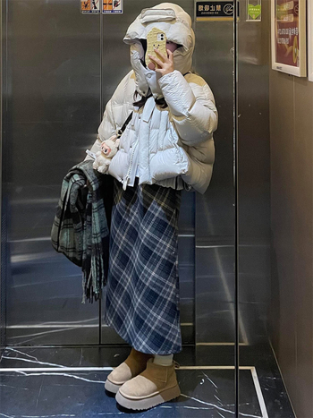 Polu-suknja s kariranim uzorkom od vunenog materijala, kratka duljina, bez elastnosti