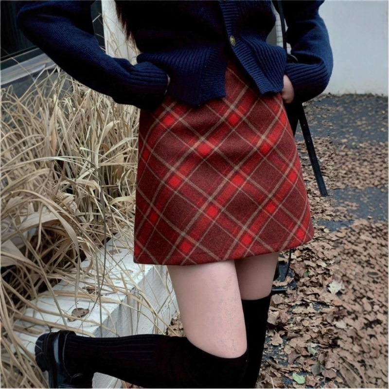 Suknja s A‑linijom, kratka, od chenilla sa spandeksom, bez rastezanja, kolekcija jesen 2024