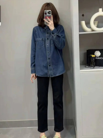 Dámska denimová košeľa-jack s fleecovým podšitím, dlhé rukávy, polo golier, voľný strih, predná placka s jedným radom gombov — jeseň 2023; bavlna 30–50% a polyester 50–70%