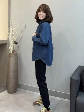 Dámska denimová košeľa-jack s fleecovým podšitím, dlhé rukávy, polo golier, voľný strih, predná placka s jedným radom gombov — jeseň 2023; bavlna 30–50% a polyester 50–70%