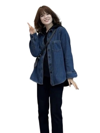 Dámska denimová košeľa-jack s fleecovým podšitím, dlhé rukávy, polo golier, voľný strih, predná placka s jedným radom gombov — jeseň 2023; bavlna 30–50% a polyester 50–70%