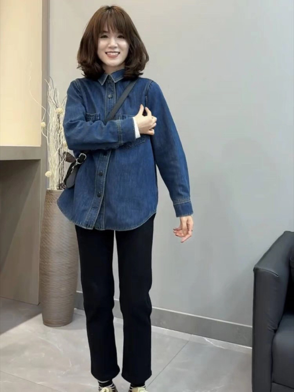 Dámska denimová košeľa-jack s fleecovým podšitím, dlhé rukávy, polo golier, voľný strih, predná placka s jedným radom gombov — jeseň 2023; bavlna 30–50% a polyester 50–70%