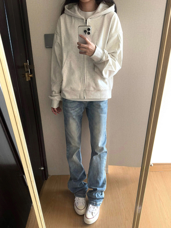 Pánske džínsy s vysokým pásom, rovným strihom s jemným rozšírením, bavlnený dením na jar a jeseň