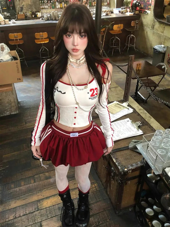 Тениска с презрамки, дълги ръкави, стеснен силует, принт с букви/цифри, полуприлегаща яка