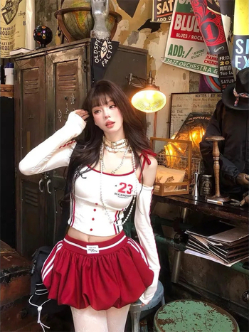 Тениска с презрамки, дълги ръкави, стеснен силует, принт с букви/цифри, полуприлегаща яка