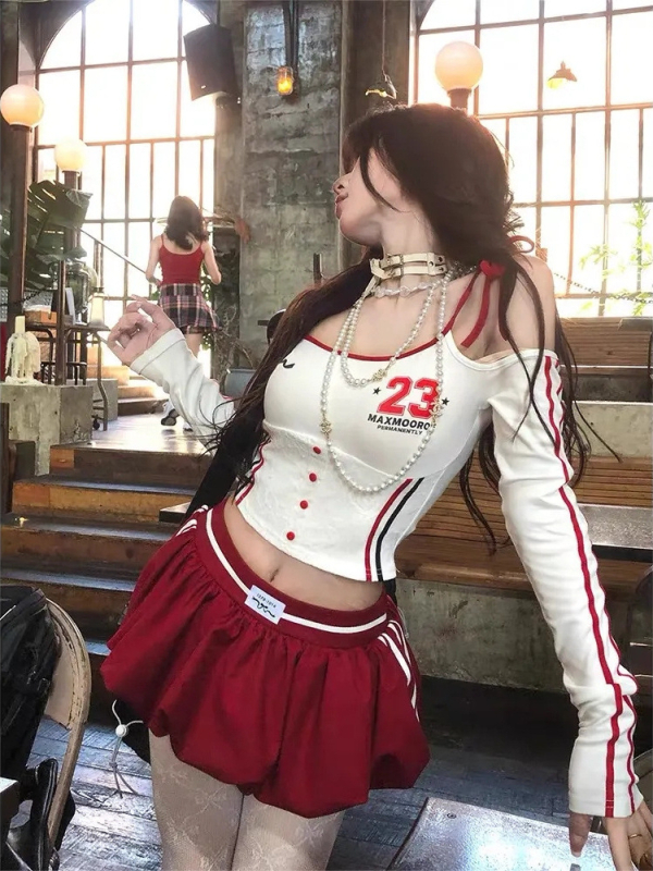 Тениска с презрамки, дълги ръкави, стеснен силует, принт с букви/цифри, полуприлегаща яка