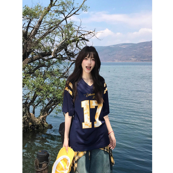 Женска тениска с V-образно деколте, свободна кройка (Полиестер; Текстов принт; Къс ръкав; V-образно деколте)