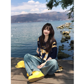 Женска тениска с V-образно деколте, свободна кройка (Полиестер; Текстов принт; Къс ръкав; V-образно деколте)