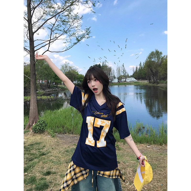 Женска тениска с V-образно деколте, свободна кройка (Полиестер; Текстов принт; Къс ръкав; V-образно деколте)