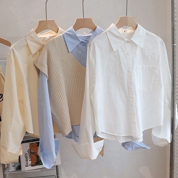 Риза от мек сатен, полиестерен плат, стойка на яка, планка с множество копчета, А-линия кройка