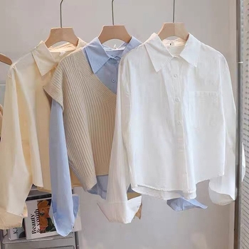 Риза от мек сатен, полиестерен плат, стойка на яка, планка с множество копчета, А-линия кройка