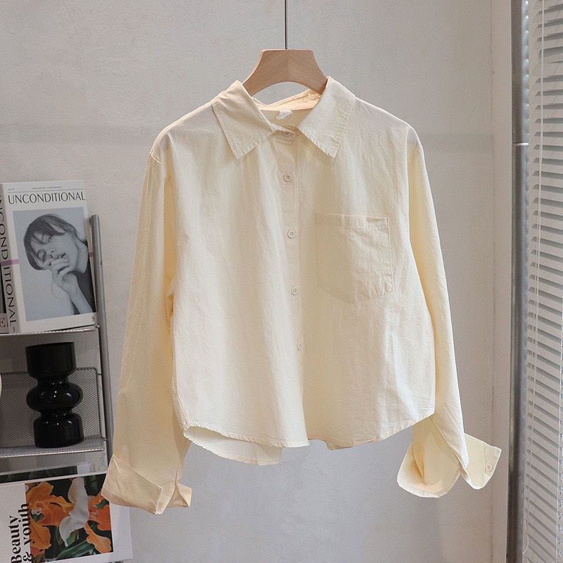 Риза от мек сатен, полиестерен плат, стойка на яка, планка с множество копчета, А-линия кройка