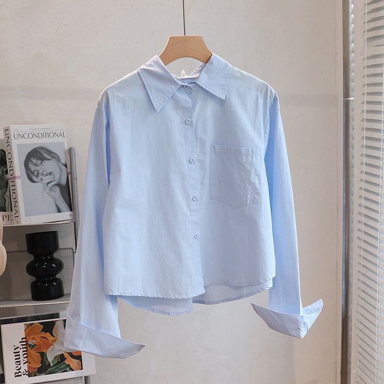 Риза от мек сатен, полиестерен плат, стойка на яка, планка с множество копчета, А-линия кройка