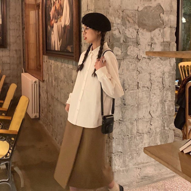 Риза от мек сатен, полиестерен плат, стойка на яка, планка с множество копчета, А-линия кройка