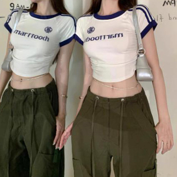 Poliészter rövid ujjú póló nyomott mintával, kerek nyakú, karcsú fazon (políészter; rövid ujjú; kerek nyak; nyomtatás; karcsú fazon)