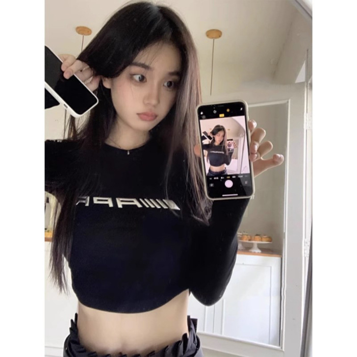 Слим-фит полиестер тениска с кръгла яка, дълги ръкави, принт