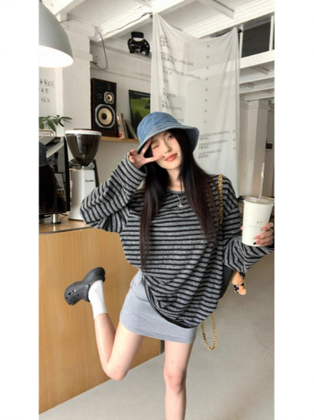 Γυναικείο T‑shirt με μακρύ μανίκι, ριγέ σχέδιο, Milk Silk ύφασμα, στρογγυλός λαιμός, μεσαίο μήκος, καθημερινή κομψότητα