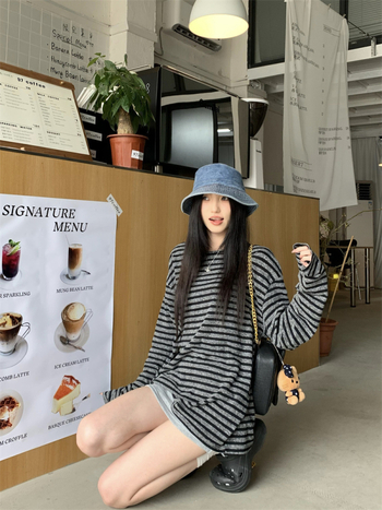 Γυναικείο T‑shirt με μακρύ μανίκι, ριγέ σχέδιο, Milk Silk ύφασμα, στρογγυλός λαιμός, μεσαίο μήκος, καθημερινή κομψότητα