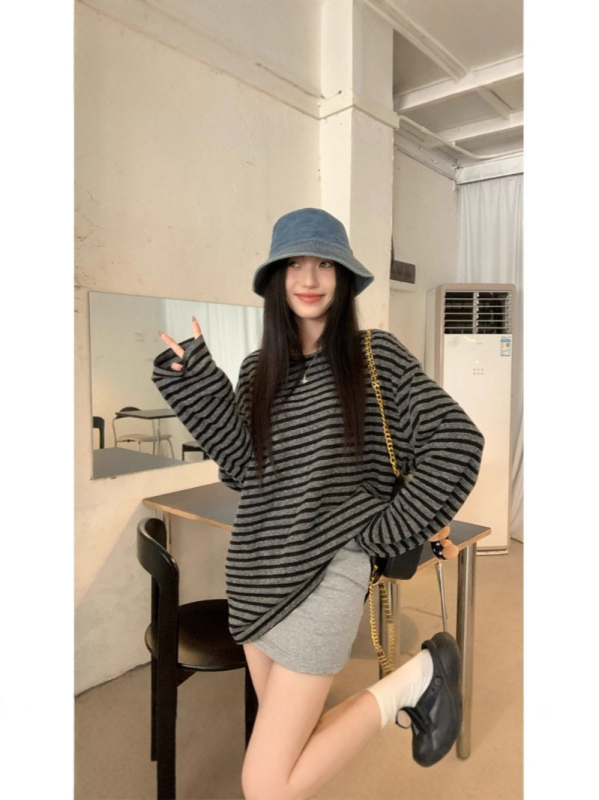 Γυναικείο T‑shirt με μακρύ μανίκι, ριγέ σχέδιο, Milk Silk ύφασμα, στρογγυλός λαιμός, μεσαίο μήκος, καθημερινή κομψότητα