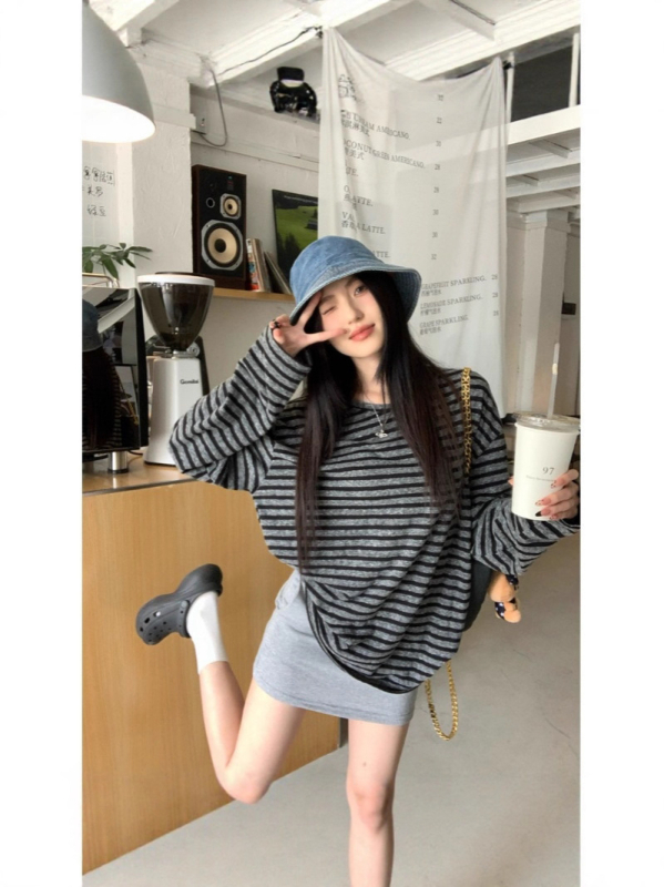 Γυναικείο T‑shirt με μακρύ μανίκι, ριγέ σχέδιο, Milk Silk ύφασμα, στρογγυλός λαιμός, μεσαίο μήκος, καθημερινή κομψότητα