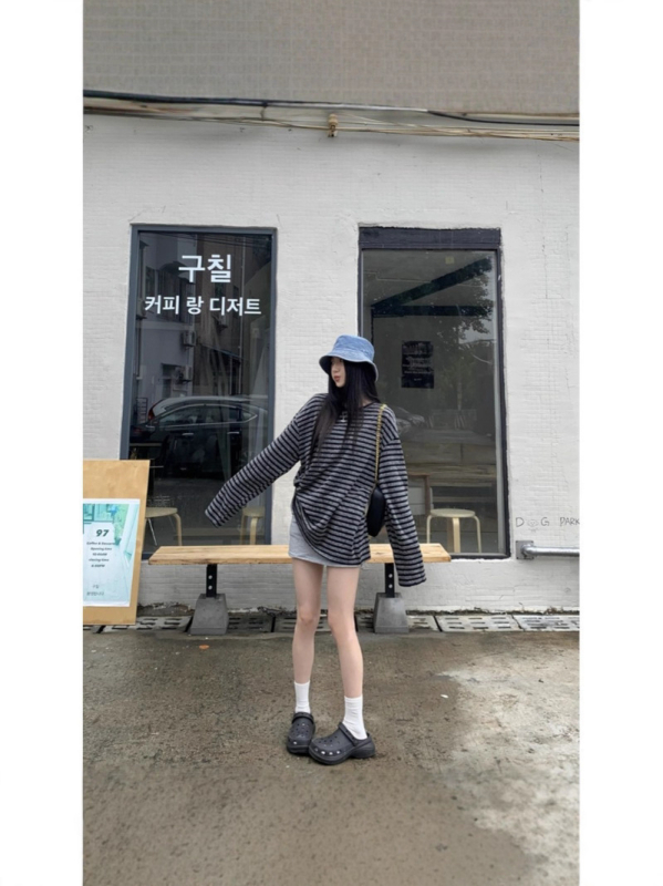 Γυναικείο T‑shirt με μακρύ μανίκι, ριγέ σχέδιο, Milk Silk ύφασμα, στρογγυλός λαιμός, μεσαίο μήκος, καθημερινή κομψότητα