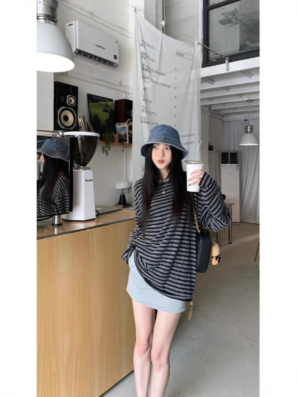 Γυναικείο T‑shirt με μακρύ μανίκι, ριγέ σχέδιο, Milk Silk ύφασμα, στρογγυλός λαιμός, μεσαίο μήκος, καθημερινή κομψότητα