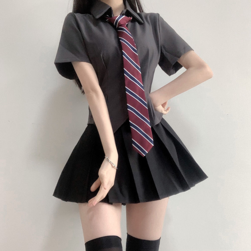 Trodijelni uniformni komplet od poliestera: košulja s dugim rukavima i polo ovratnikom, plisirana suknja, model figure, školski stil