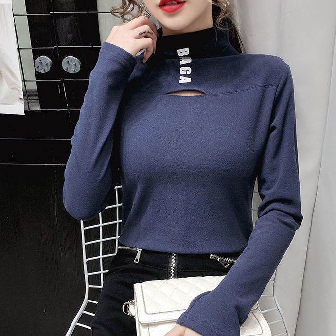 Slim-fit top s dugim rukavima od velura, s polu-visokim ovratnikom i izvezenim tekstom